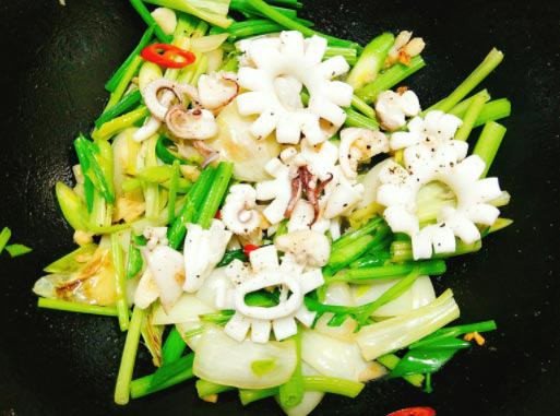 Đĩa mực ống xào cần tỏi tây thơm lừng, hấp dẫn.
