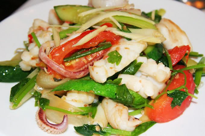 Đĩa mực xào hành tây nóng hổi, trình bày hấp dẫn sẵn sàng để thưởng thức cùng cơm