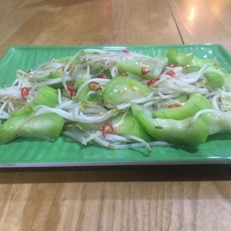 Đĩa mướp xào giá đỗ thành phẩm trên bàn ăn