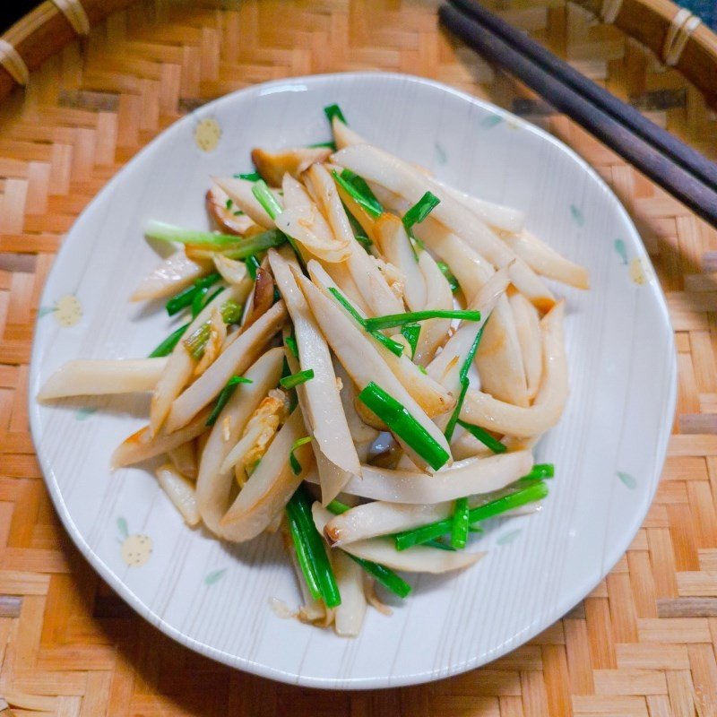 Đĩa nấm đùi gà xào tỏi