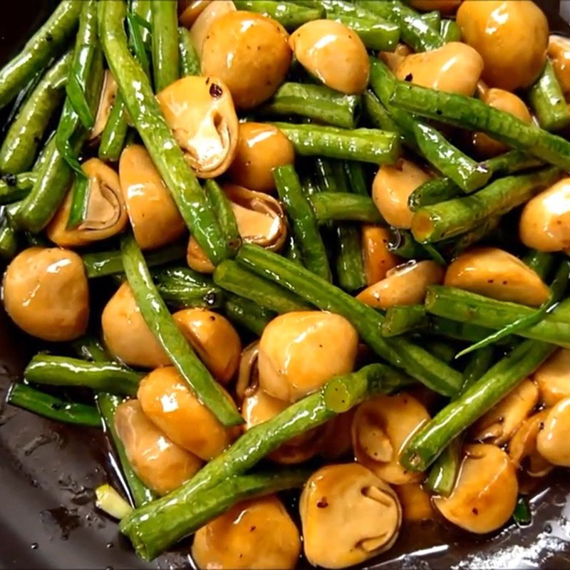 Đĩa nấm rơm xào đậu que xanh mướt, bổ dưỡng