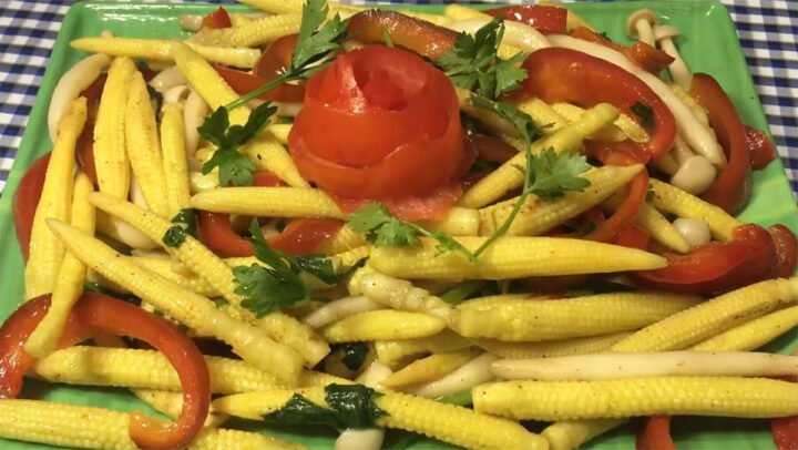 Đĩa ngô bao tử xào chay thanh đạm, màu sắc tươi ngon, gợi ý cho bữa ăn gia đình