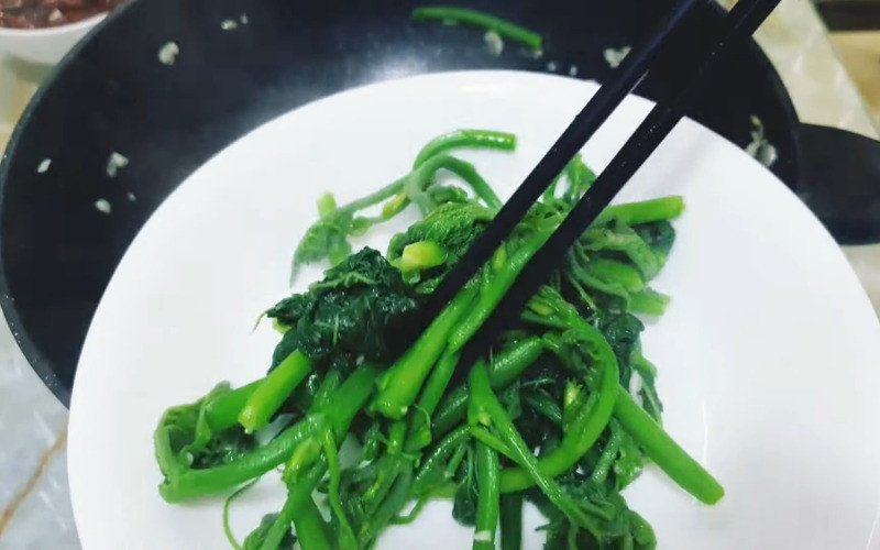 Đĩa ngọn bí xào tỏi thành phẩm xanh mướt