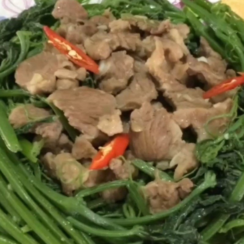 Đĩa ngọn su su xào thịt heo thơm ngon, màu sắc hài hòa, là món ăn hấp dẫn cho bữa cơm