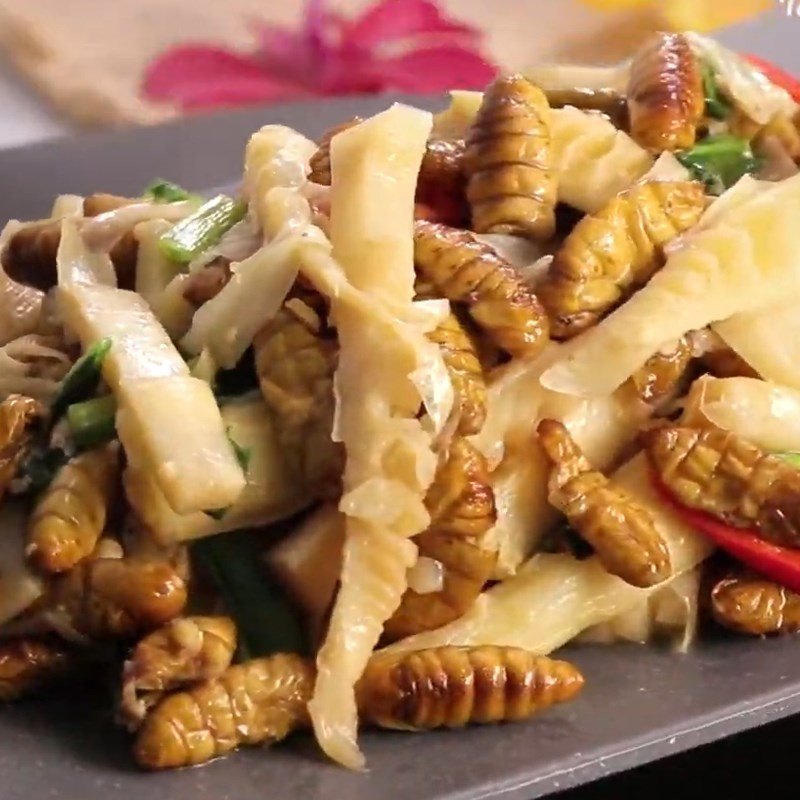 Đĩa nhộng ong xào măng nóng hổi, hấp dẫn cho bữa cơm gia đình