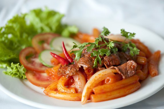 Đĩa nui xào bò thơm ngon, nóng hổi