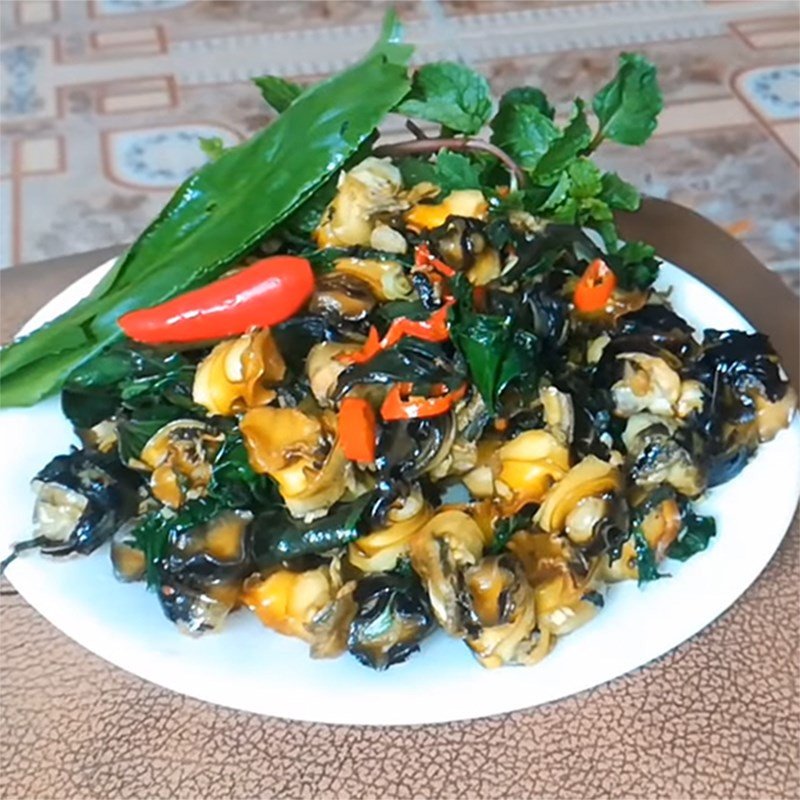 Đĩa ốc bươu xào lá lốt đã bày ra, nóng hổi và hấp dẫn