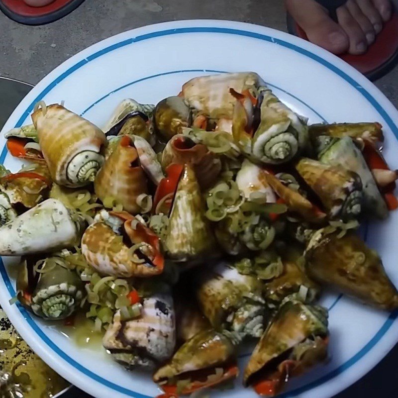 đĩa ốc nhảy xào sả ớt thơm lừng hấp dẫn