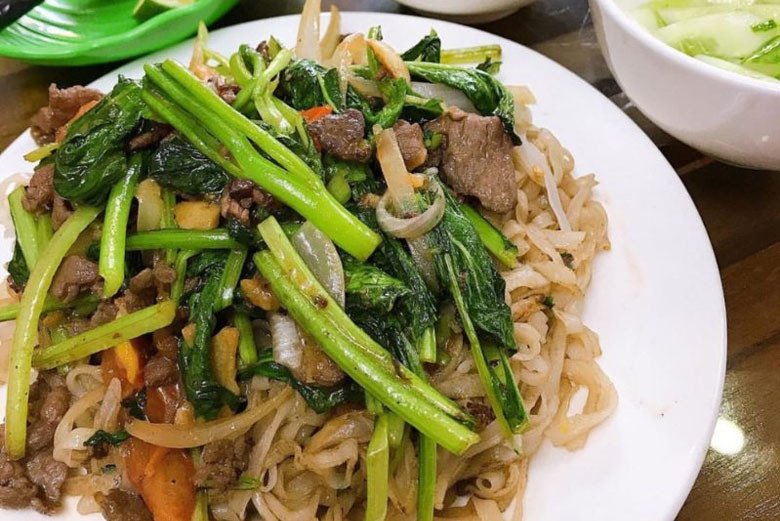 Đĩa phở xào bò với sợi phở dai ngon, rau xanh bắt mắt, áp dụng cách xào phở không bị nát
