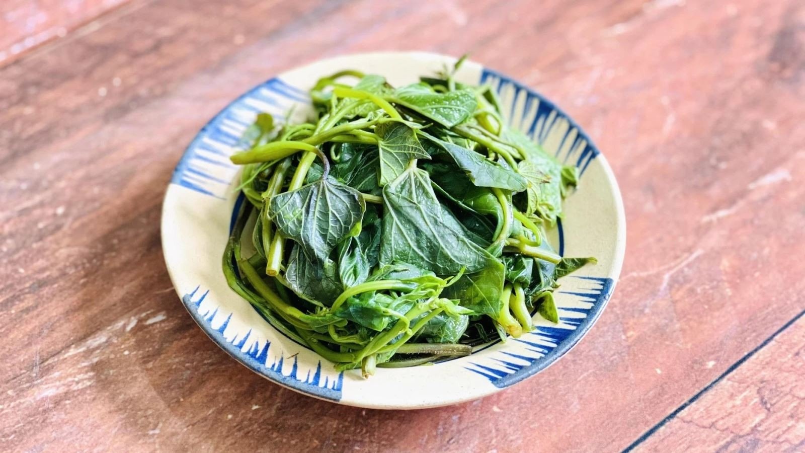 Đĩa rau lang luộc đơn giản, minh họa món ăn chứa ít calo