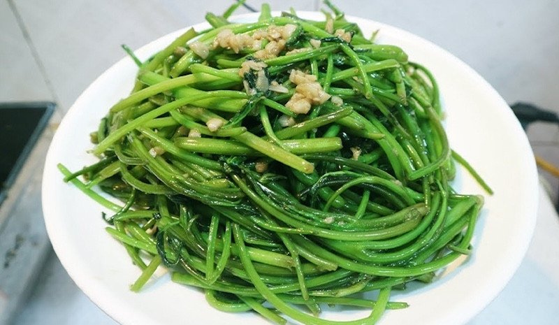 Đĩa rau lang xào tỏi xanh mướt, món ăn phổ biến từ rau lang