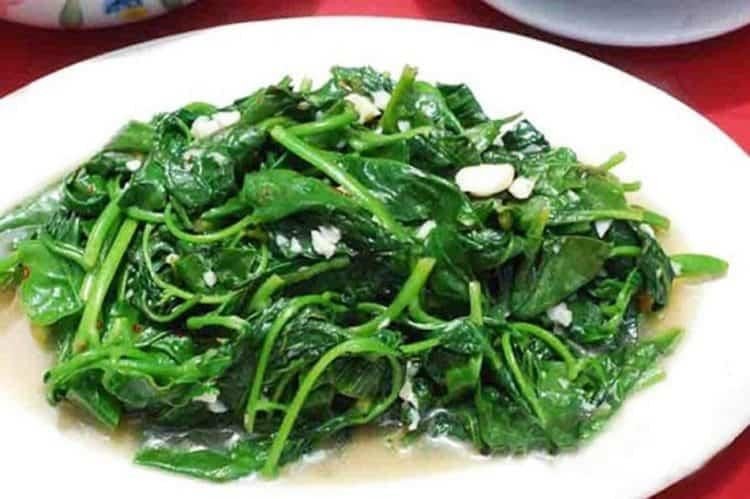 Đĩa rau mồng tơi xào tỏi thơm lừng, dễ làm cho bữa cơm gia đình