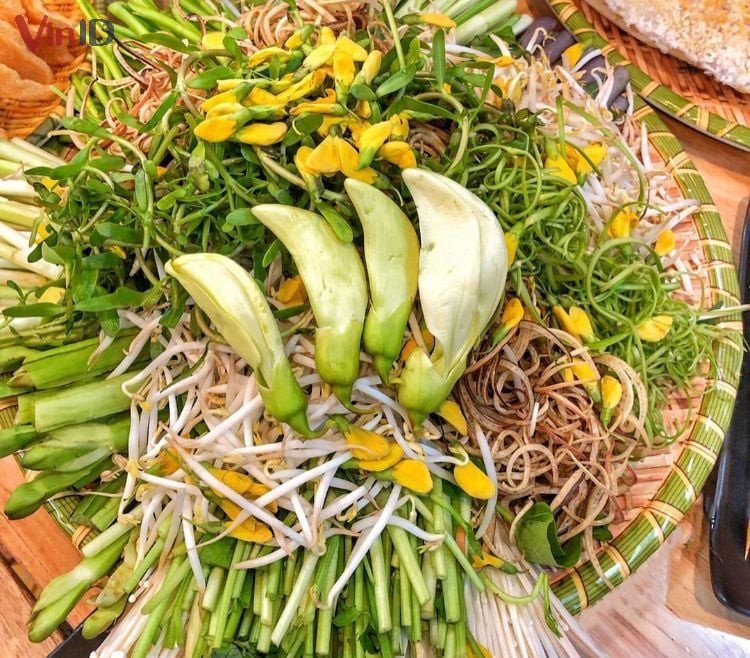 Đĩa rau sống đa dạng ăn kèm lẩu cá lăng