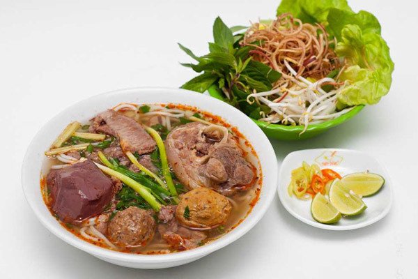 Đĩa rau sống tươi ngon ăn kèm bún bò Huế, có bắp chuối, rau muống chẻ, giá đỗ