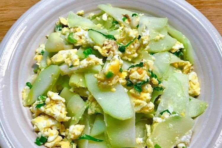 Đĩa su su xào trứng nóng hổi, thơm ngon và giàu dinh dưỡng đã hoàn thành