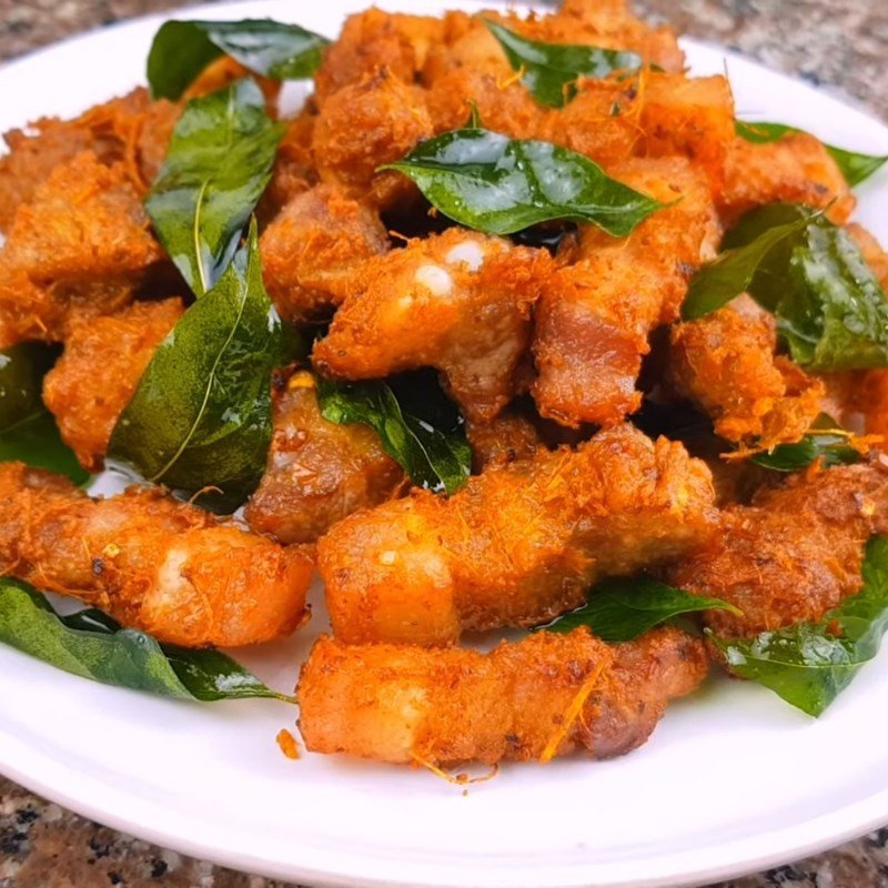 Đĩa thịt ba chỉ rang riềng thành phẩm vàng giòn hấp dẫn