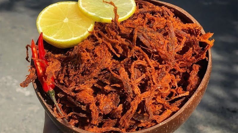 Đĩa thịt bò khô xé sợi màu nâu đỏ, hấp dẫn, làm từ nồi chiên không dầu