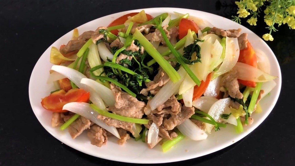 Đĩa thịt bò xào hành cần tây nóng hổi, thơm ngon