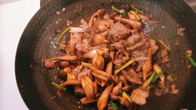 Đĩa thịt bò xào nấm mối tươi ngon đặc sản