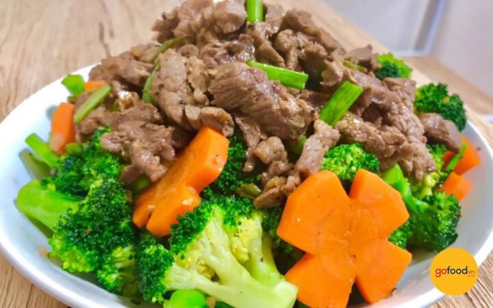 Đĩa thịt bò xào súp lơ và cà rốt chuẩn vị truyền thống, màu sắc hấp dẫn