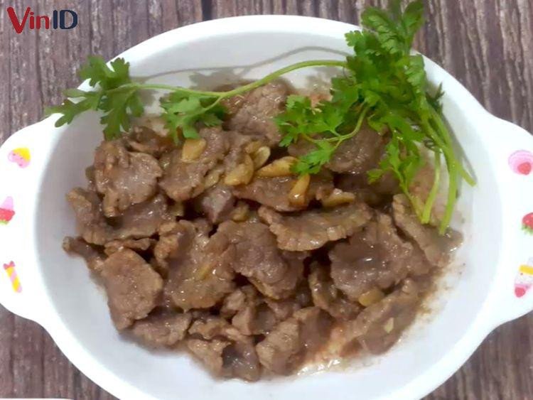Đĩa thịt bò xào tỏi thơm ngon đã hoàn thành, trang trí đẹp mắt