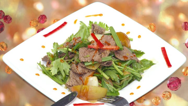 Đĩa thịt đà điểu xào hành cần với rau xanh tươi