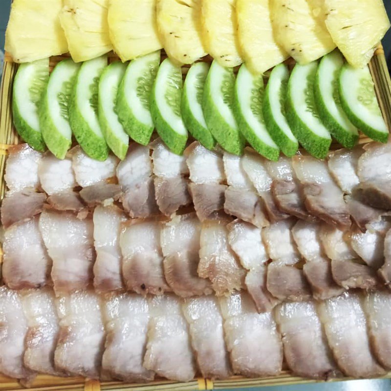 Đĩa thịt heo ngâm nước mắm thành phẩm, cắt lát đẹp mắt và đậm đà hương vị
