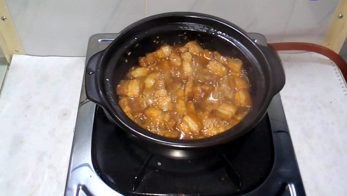 Đĩa thịt kho keo chuẩn vị truyền thống màu cánh gián đẹp mắt, ăn kèm cơm trắng nóng hổi