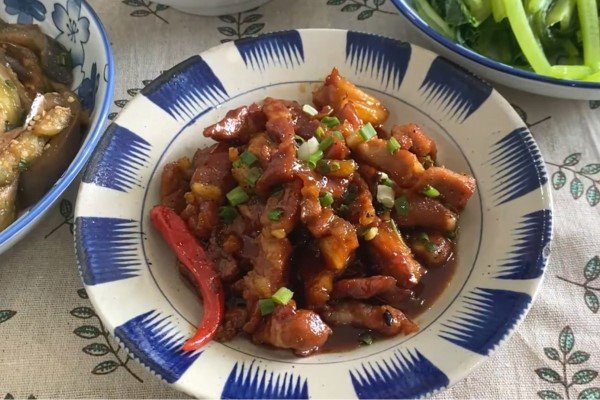 Đĩa thịt nạc dăm kho tiêu thành phẩm nóng hổi, hấp dẫn