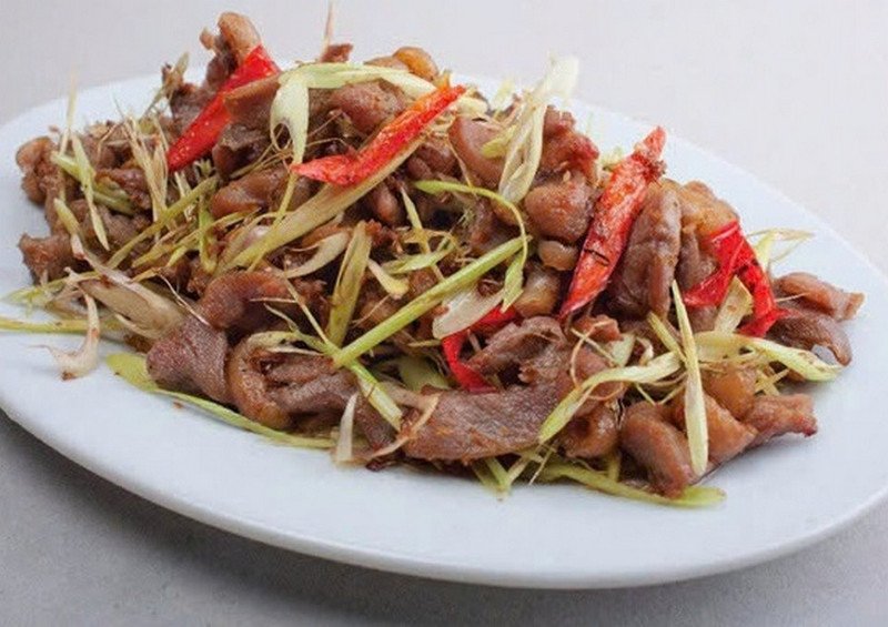 Đĩa thịt nai xào sả ớt thơm ngon, hấp dẫn, sẵn sàng thưởng thức