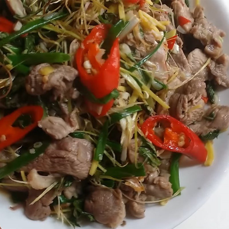 Đĩa thịt ngan xào lăn nóng hổi, thơm ngon