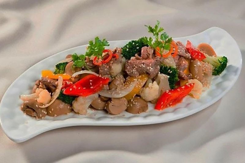 Đĩa thịt ngựa xào nấm tươi ngon, trình bày hấp dẫn