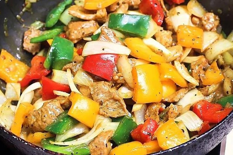 Đĩa thịt ngựa xào ớt chuông đầy màu sắc và hấp dẫn