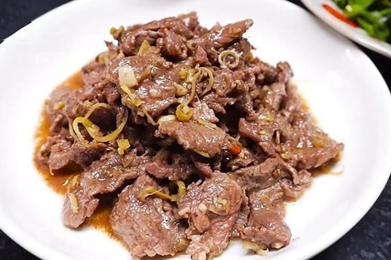 Đĩa thịt ngựa xào sa tế cay nồng, đậm đà hương vị