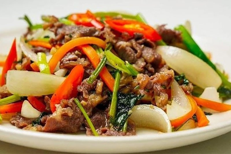 Đĩa thịt ngựa xào thập cẩm đầy màu sắc, dinh dưỡng