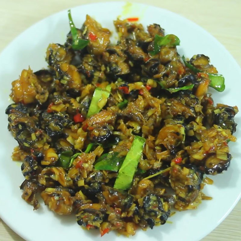 Đĩa thịt ốc bươu xào sả ớt vàng óng, hấp dẫn
