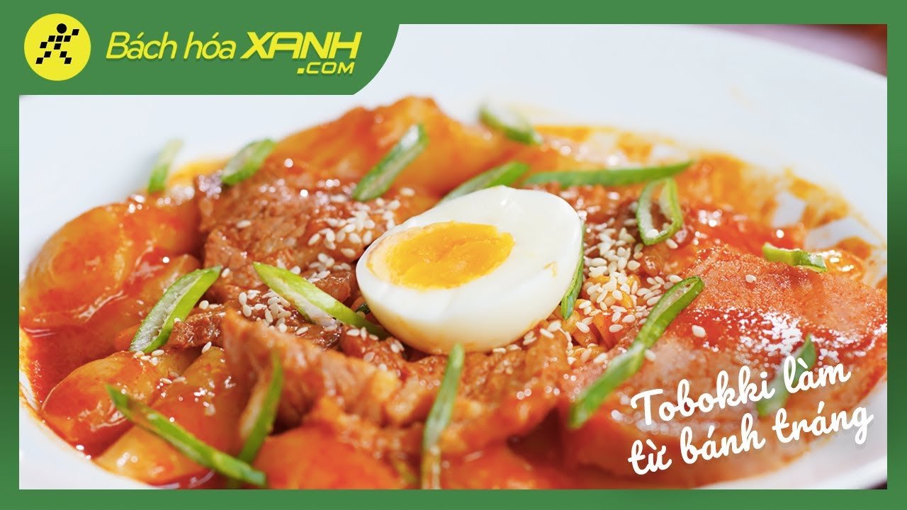 Đĩa tokbokki bằng bánh tráng cay nồng, nóng hổi sẵn sàng để thưởng thức