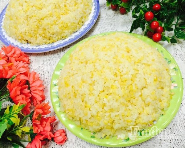 Đĩa xôi đậu xanh nóng hổi sẵn sàng thưởng thức