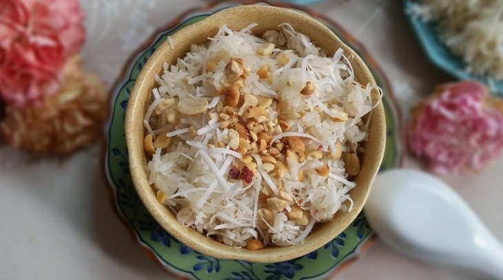 Đĩa xôi dừa nạo nóng hổi rắc muối vừng, sẵn sàng thưởng thức