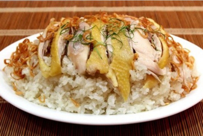 Đĩa xôi gà hấp nóng hổi, thịt gà xé phay thấm vị, hành phi giòn tan, một bữa sáng tuyệt vời