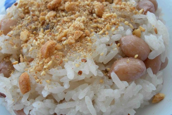 Đĩa xôi lạc dẻo bùi, rắc thêm dừa sợi và muối vừng