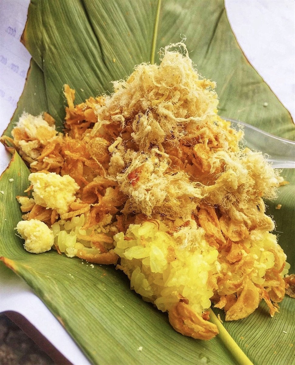 Đĩa xôi màu vàng hấp dẫn với đậu xanh, hành phi và chà bông