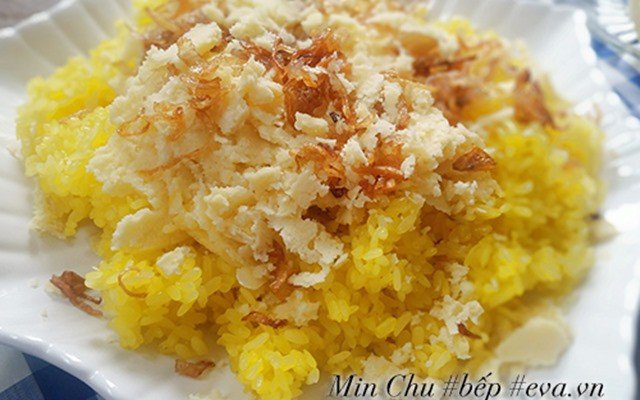 Đĩa xôi xéo đậu xanh thơm ngon, sự kết hợp hoàn hảo của gạo nếp, đậu xanh và mỡ hành phi