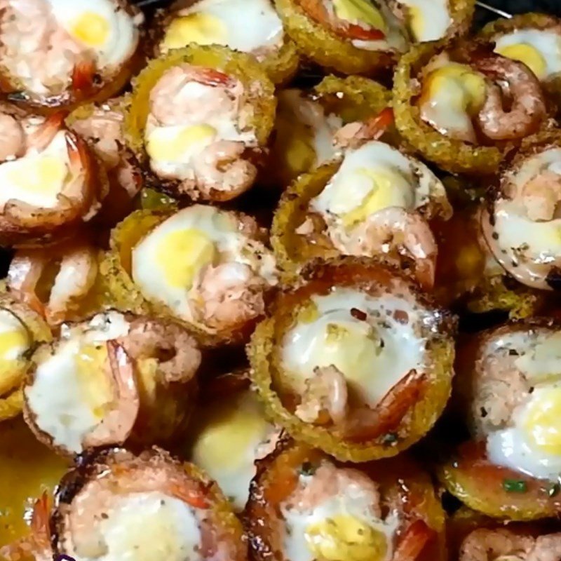 Đổ bánh căn từ bột gạo trong khuôn