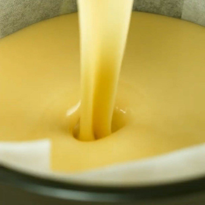 Đổ bột bánh bông lan Meizan vào khuôn nướng