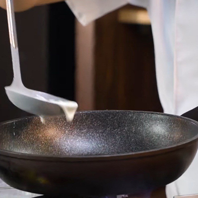 Đổ bột bánh lên chảo nóng, bắt đầu quá trình tráng bánh khoái giòn rụm