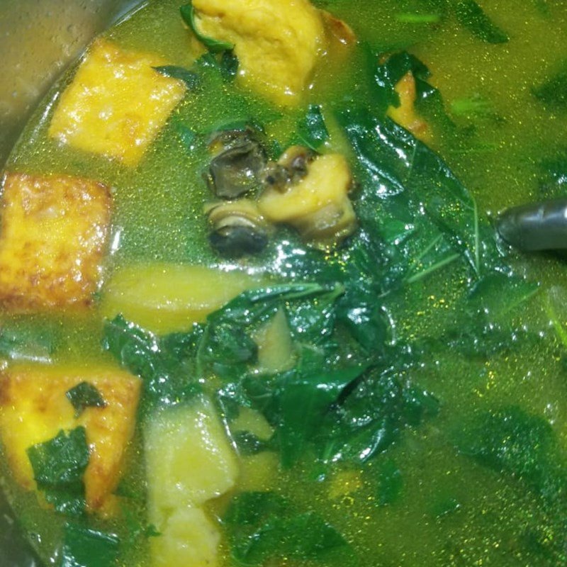 Đổ bột bắp tạo độ sánh cho món ốc chuối đậu