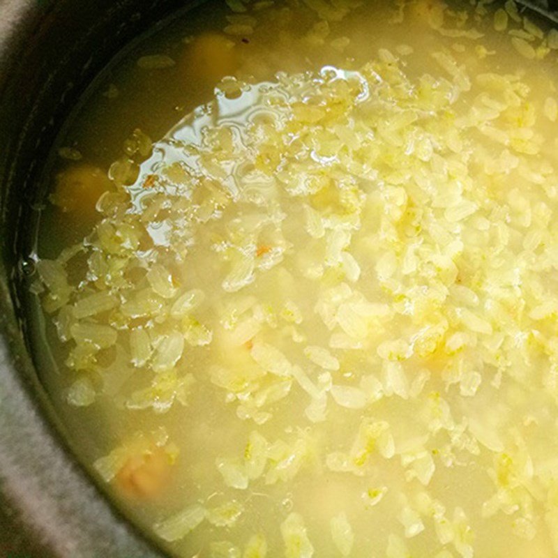 Đổ bột sắn dây và cốm dẻo vào nồi chè cốm hạt sen để tạo độ sánh