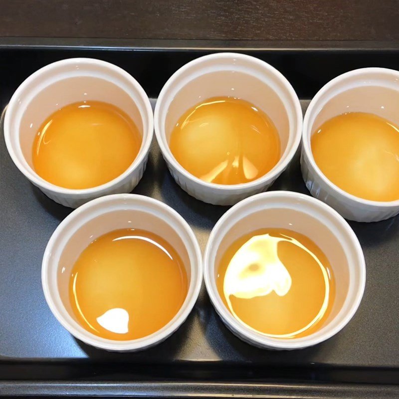Đổ caramel vào khuôn bánh flan trước khi cho hỗn hợp trứng sữa