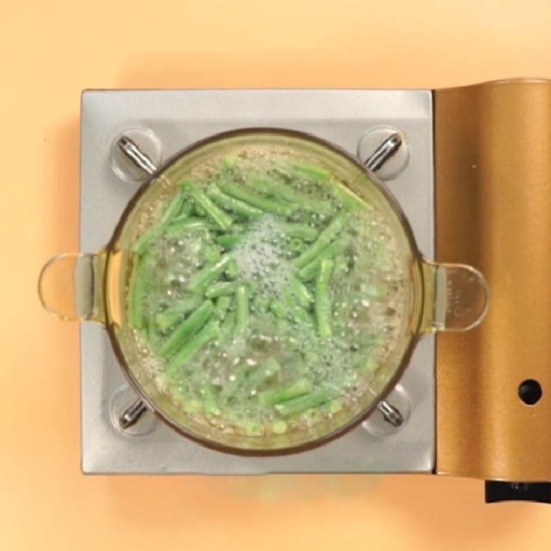 Đỗ đã được cắt khúc chuẩn bị cho món đỗ xào ngon